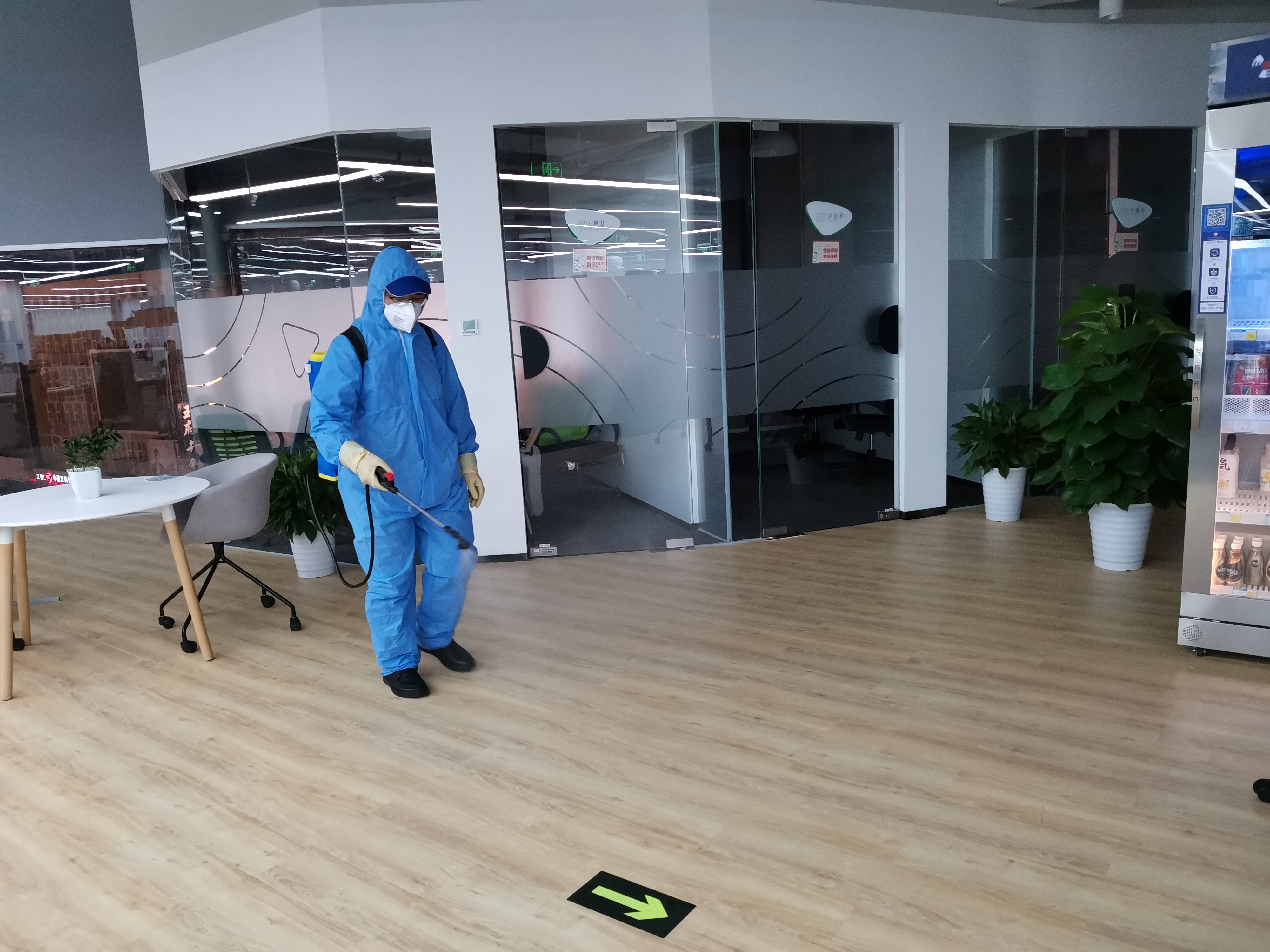 辦公區(qū)消毒防疫公司多少錢一平米？人們?yōu)槭裁催x擇專業(yè)公司？